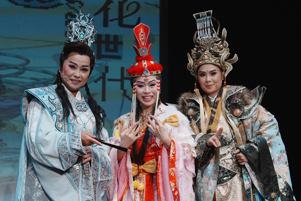 明華園藝術家族全家族演出《歌仔戲藝術魔法師陳勝國三部曲》，左起：繡花園戲劇團董如玲 、明華園天字戲劇團孫詩雯、明華園黃字戲劇團翁妙嬅 2